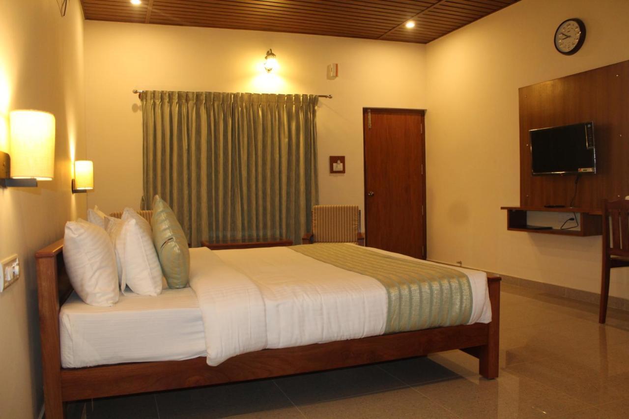 Vasathi Hotel Madikeri Kültér fotó